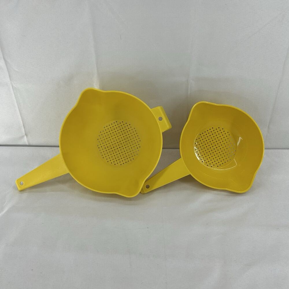 Vintage Tupperware Set of 2 Yellow Strainers Colanders 1523 2 Qt 1200 1 Qt Spout